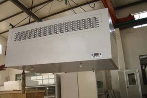 潔凈層流罩有風(fēng)機(jī)內(nèi)裝和風(fēng)機(jī)外接兩種，安裝方式有懸掛式和落地支架式兩種